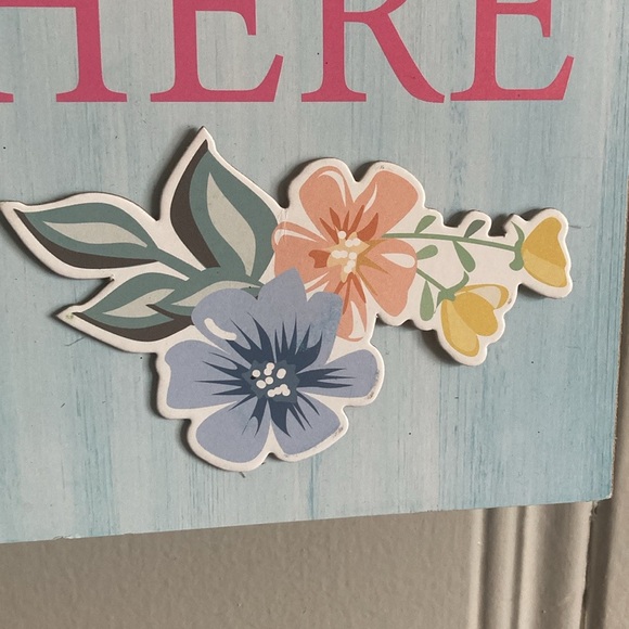 NWT Beautiful Blue & Pink Wooden- L🌸VE Grows Here- Vertical Floral Decor Sign - Picture 9 of 16
